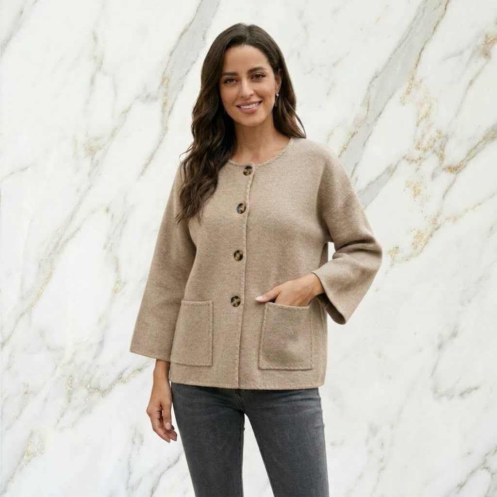 Feinstrickjacke mit Knöpfen und Seitentaschen